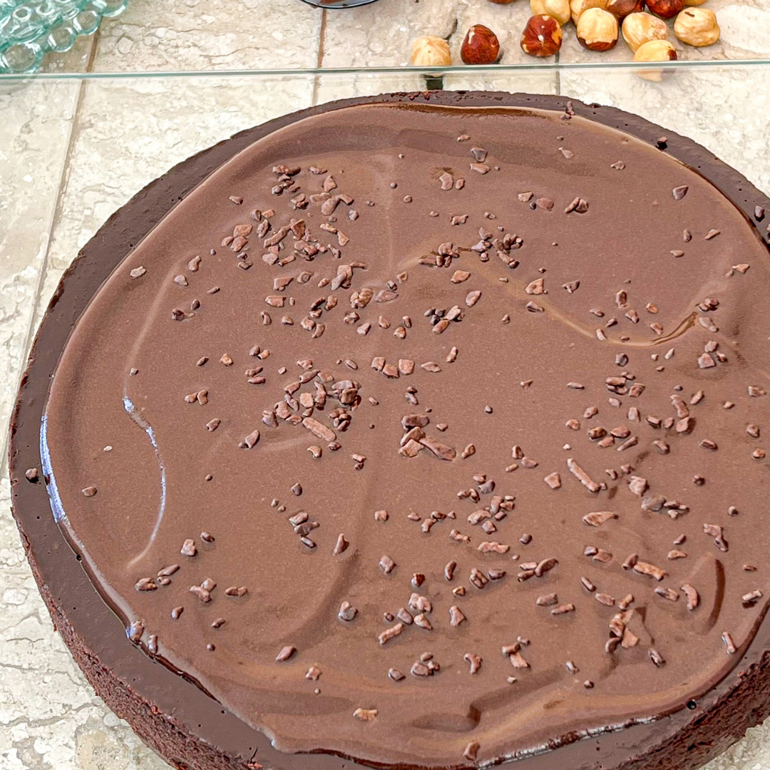 Torta Fudge de Chocolate 70% Cacau com Calda de Chocolate e Avelã 1,4 kg